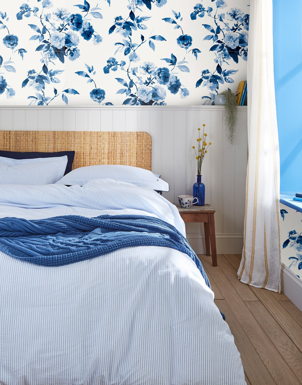 Joules Boho Bloom Creme Wallpaper - 118561_ROOMSET_02.jpg