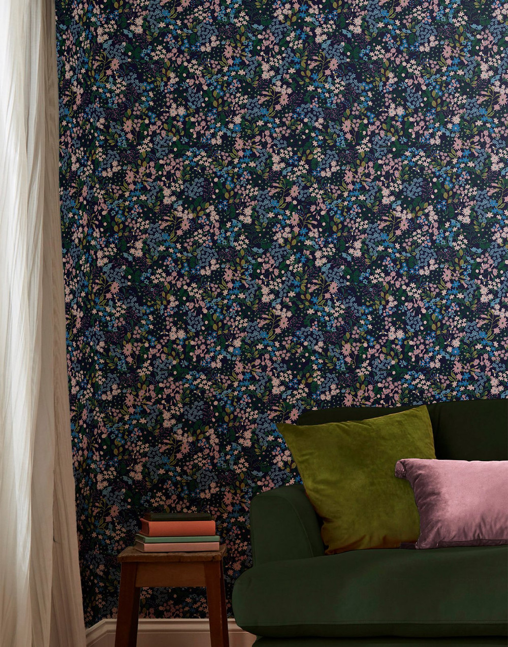 Joules Gilmorton Ditsy Garden Greens Wallpaper - 118570_ROOMSET_01.jpg