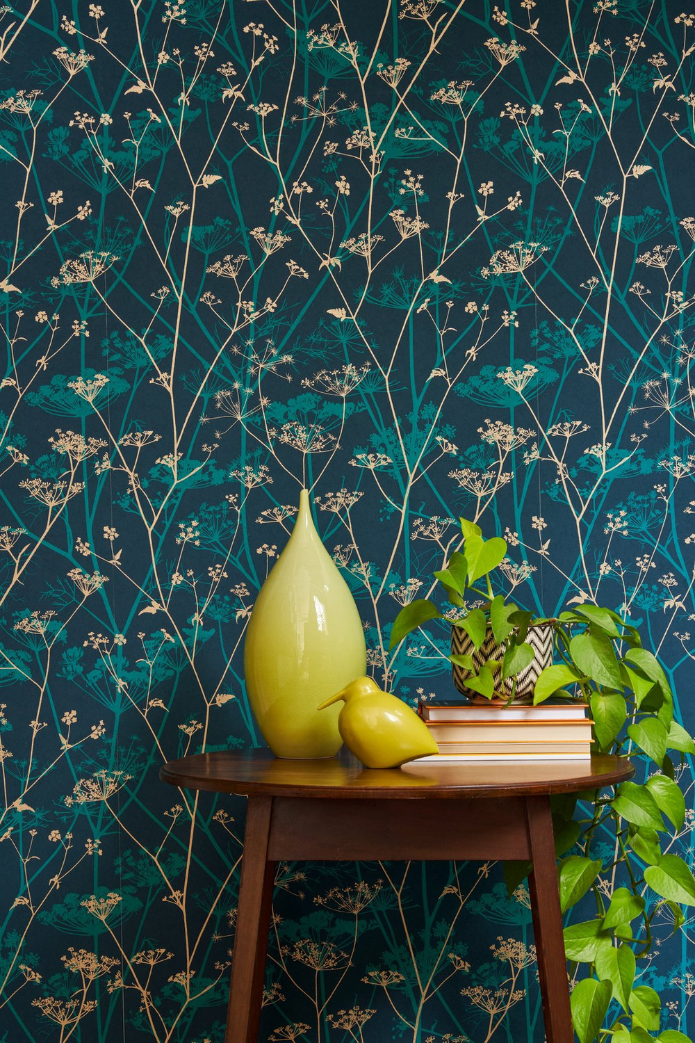Wild Chervil Kingfisher & Gold Wallpaper by Clarissa Hulse - 120394_ROOMSET_01.jpg