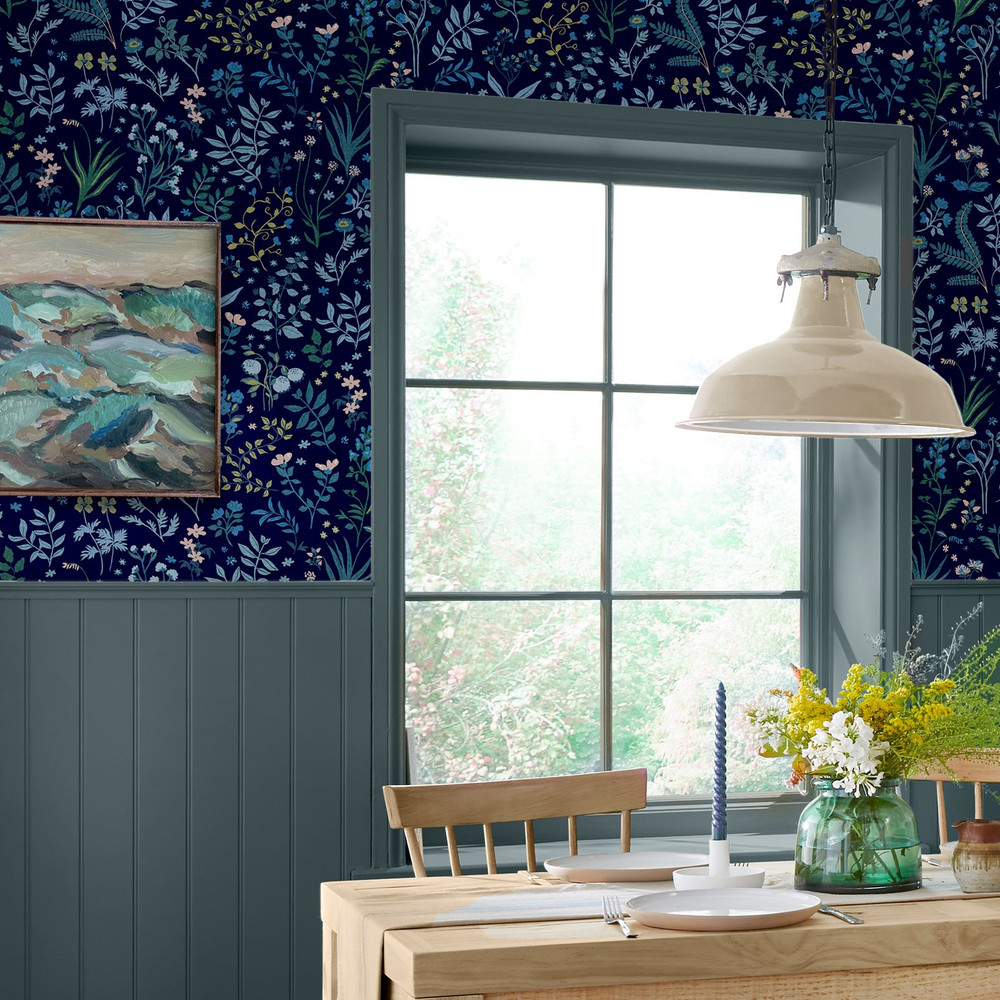 Joules Holcombe Floral Navy Wallpaper - 120874_ROOMSET_01.jpg
