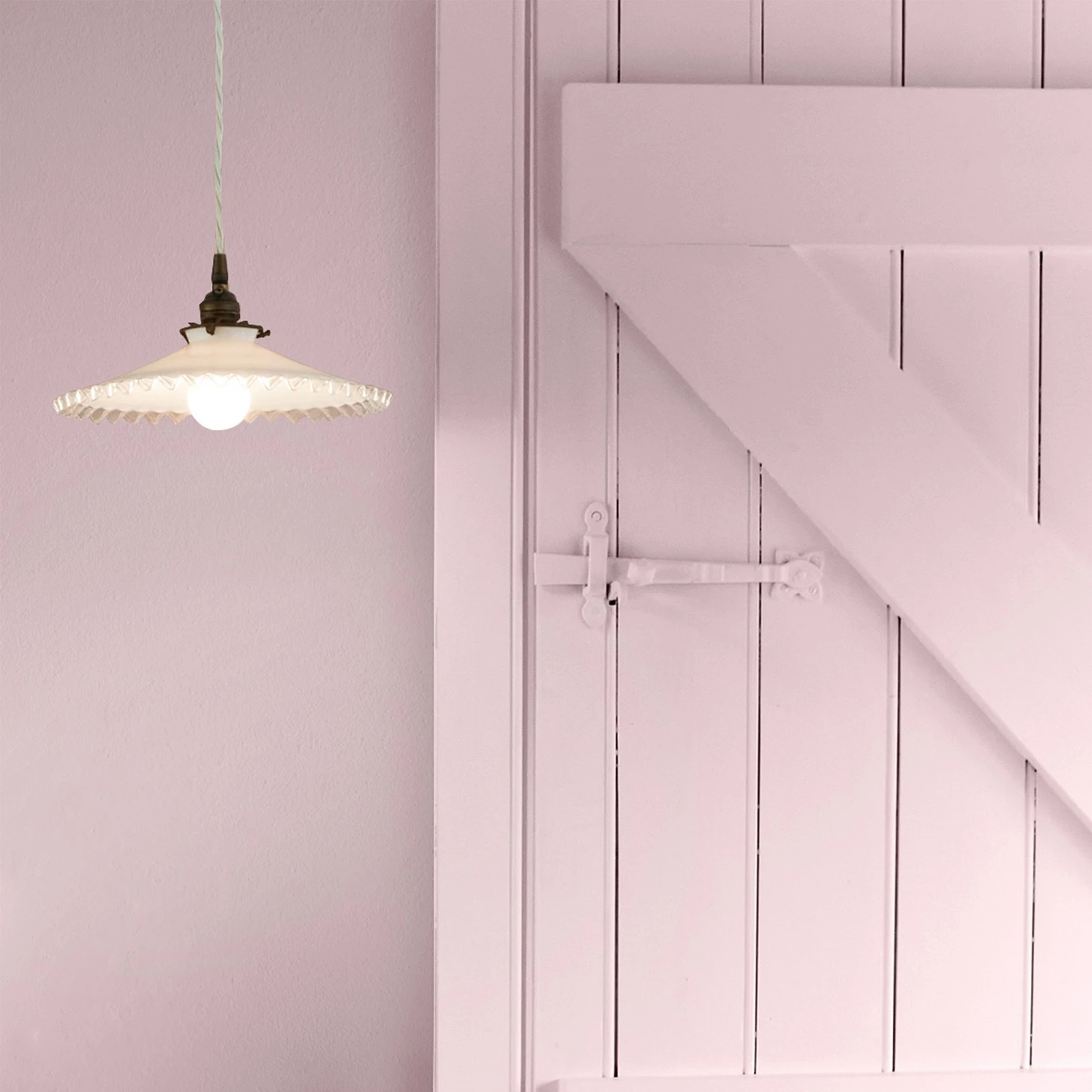 Shabby Berry Velvet Paint - 128853_DETAIL_SHABBY BERRY VELVET_02.jpg