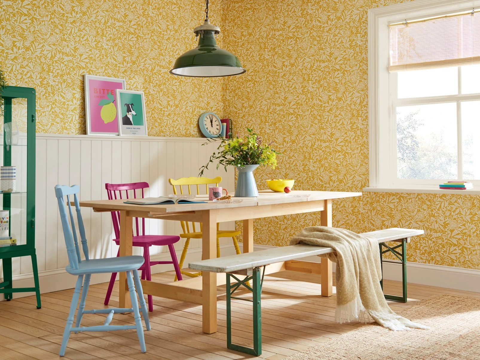 Joules Twilight Ditsy Antique Gold Wallpaper - 118542_ROOMSET_07.jpg