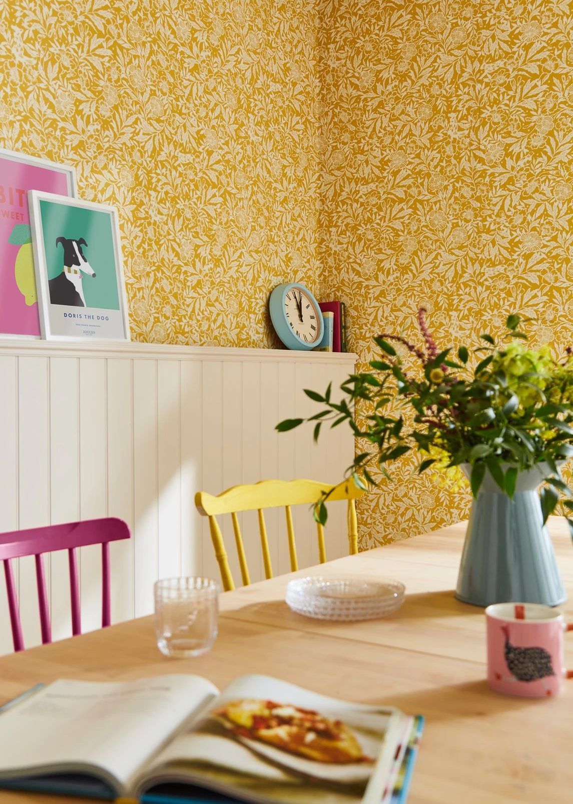 Joules Twilight Ditsy Antique Gold Wallpaper - 118542_ROOMSET_04.jpg