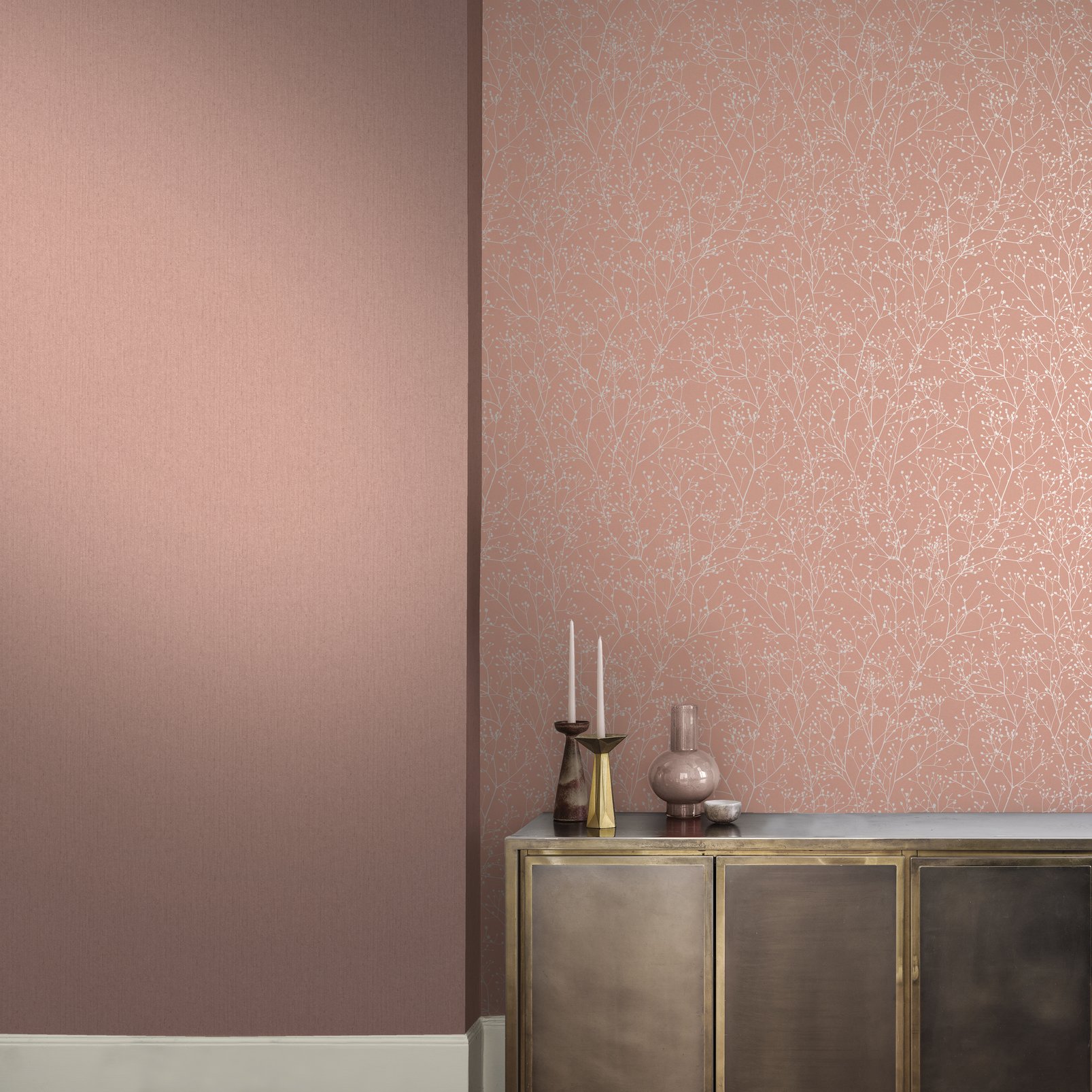 Tisbury Shell Wallpaper by Clarissa Hulse - 120374_ROOMSET_01.jpg